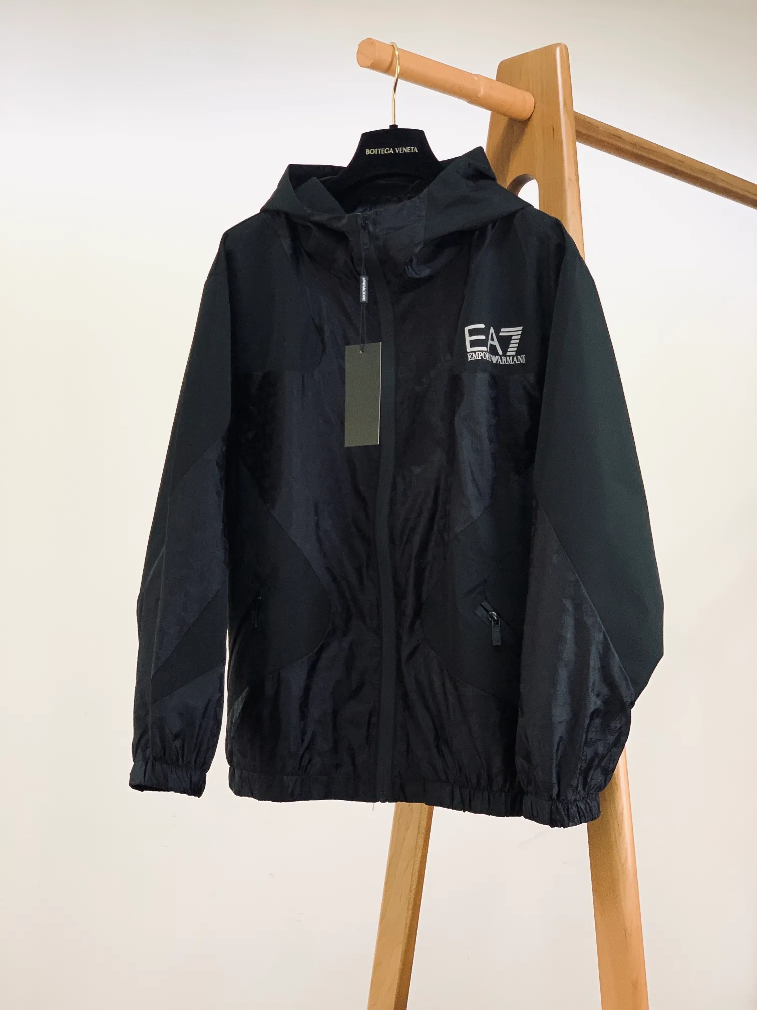 Em Porio Armani Armani Casual Hooded Jacket Windbreaker Jacket 🧥, the upper body becomes slimmer and whiter in seconds, the handle is perfect, and hardware accessories are provided for decoration. Suitable for both business, commuting and leisure, you can be satisfied with various daily outfits. The upper body is full of style and full of high-end sense! Pockets are designed on both sides of the body, making these designs more convenient and practical! Premium custom hardware engraved zipper pull accessories and Classic triangle logo decoration on the chest increase the overall sense of layering, making a simple jacket instantly rich! ! It keeps you warm and adds layering to your outfit, and the upper body effect is great …………………………………………………… ❥∙Size: M-3XL